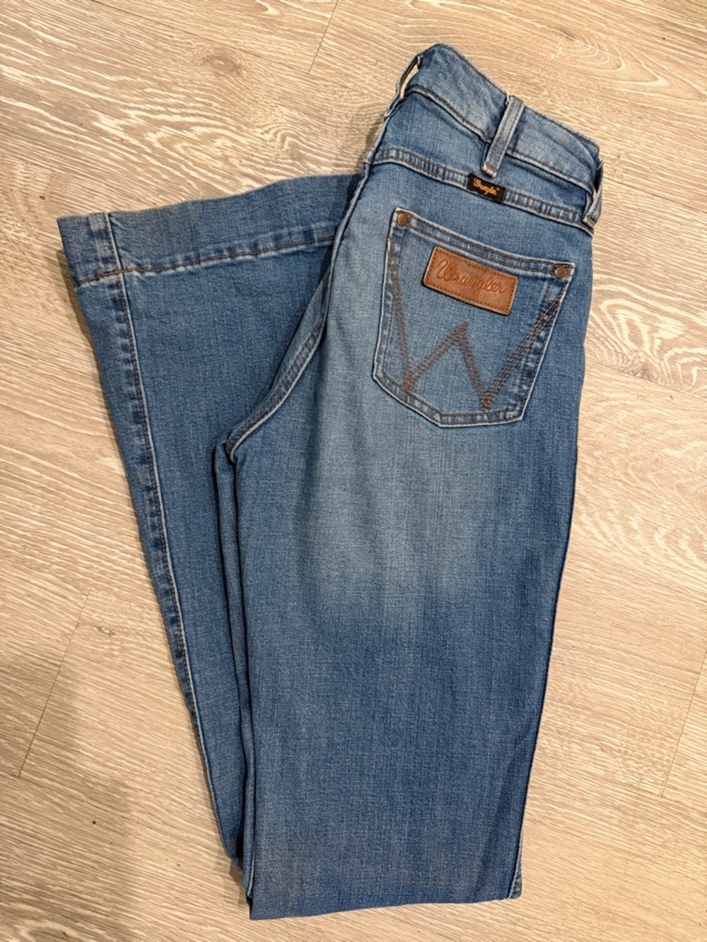 Wrangler Women's Light Blue Bootcut Jeans with Leather Patch
Size 27x36